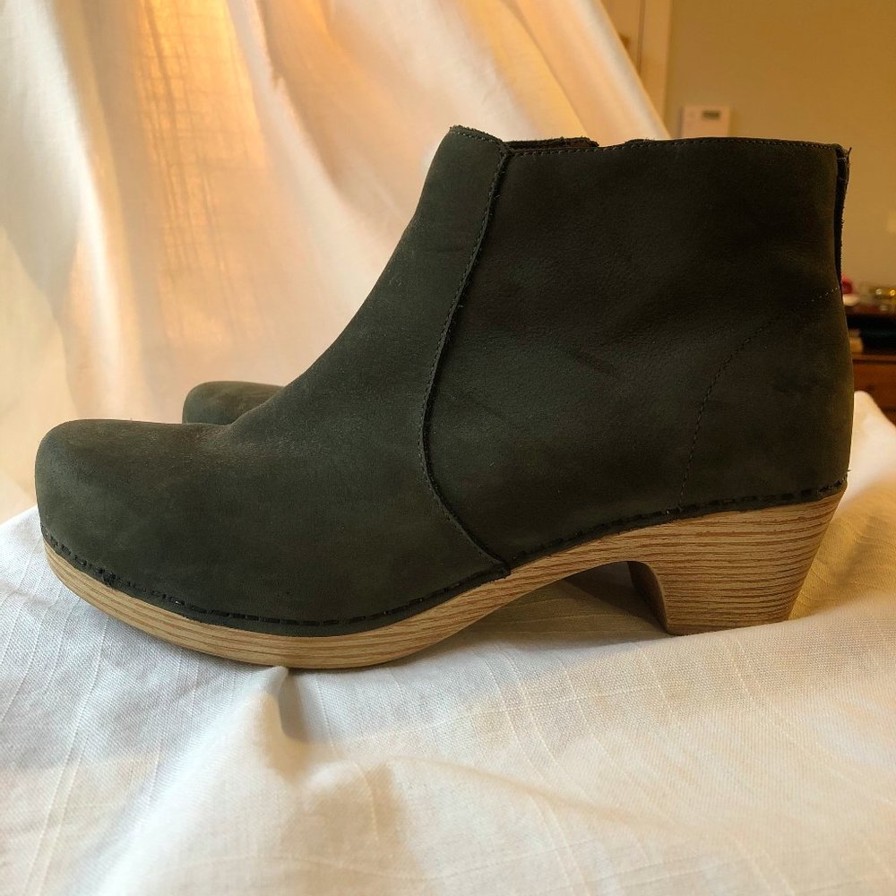 Dansko maria booties - olive nubuck 40